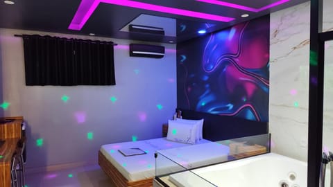 Bed, Hot Tub, TV and multimedia, Dining area, air conditioner