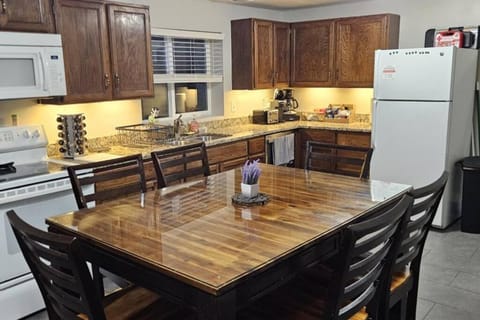 3Bd - King - Breakfast - Lagoon - SUPs - Washer Dryer - Sleeps 11 Apartment in Farmington