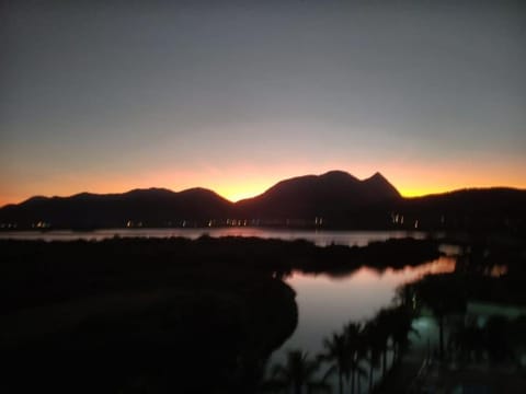 Refúgio praiano a 150 metros da praia e com piscina Apartment in Niterói