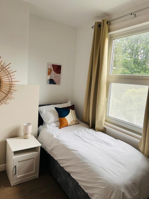 Cosy Riverside Home- Sleeps 5- Local to Burton Town, East Mids Airport & Theme Parks! Free Parking & WiFi House in Burton upon Trent