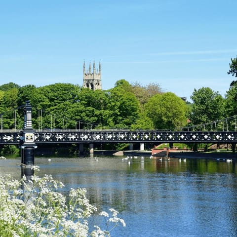 Cosy Riverside Home- Sleeps 5- Local to Burton Town, East Mids Airport & Theme Parks! Free Parking & WiFi House in Burton upon Trent