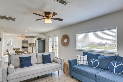 Surfside Beach Getaway with Deck Walk to Sand Casa in Surfside Beach