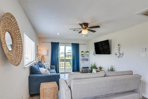 Surfside Beach Getaway with Deck Walk to Sand Casa in Surfside Beach