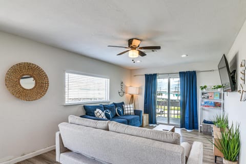 Surfside Beach Getaway with Deck Walk to Sand Casa in Surfside Beach