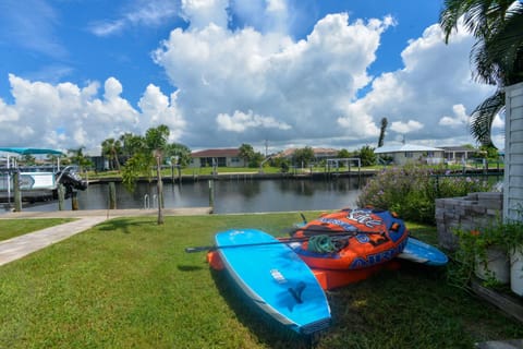 Housewithaboat Boat, Heated Pool, Sailboat Water House in Port Charlotte