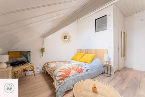 Bed, TV and multimedia, Living room, Photo of the whole room, Bedroom