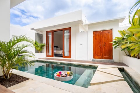 Property building, Day, Garden, Balcony/Terrace, Lounge or bar, Pool view, Swimming pool, Swimming pool