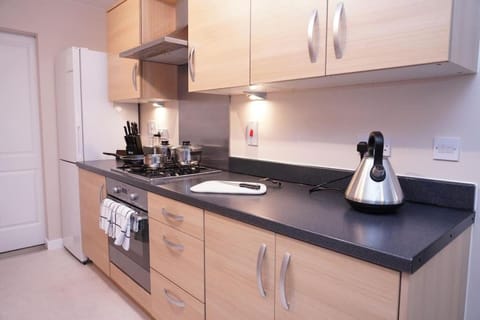 Coffee/tea facilities, Kitchen or kitchenette, stove