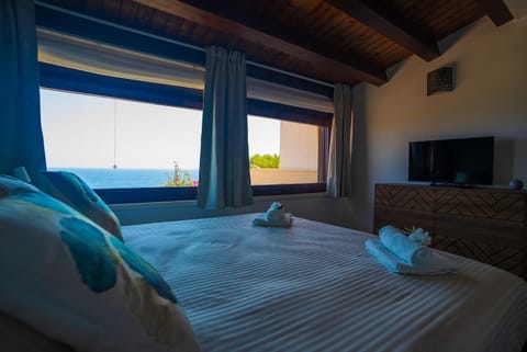 Bed, Natural landscape, TV and multimedia, Photo of the whole room, Bedroom, Sea view