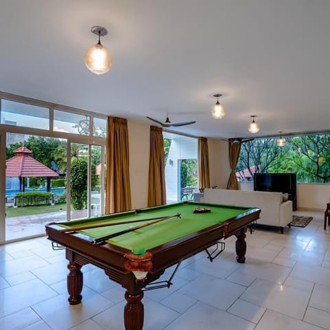 Billiard, Game Room