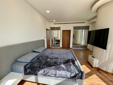 Bed, TV and multimedia, Bedroom