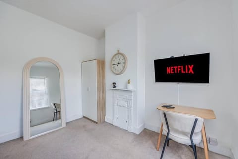 TV and multimedia, Seating area, Bedroom