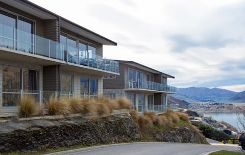 Property building, Balcony/Terrace, Seating area, Lake view, Mountain view