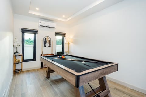 Billiard, Game Room