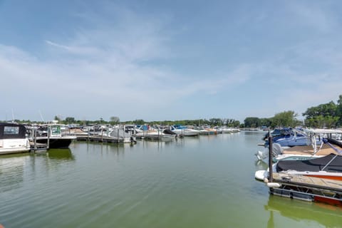 Sleek Lakeside Marblehead Home with Screened Patio Casa in Lakeside Marblehead