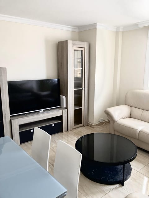 Property building, Communal lounge/ TV room, TV and multimedia, Living room, Seating area