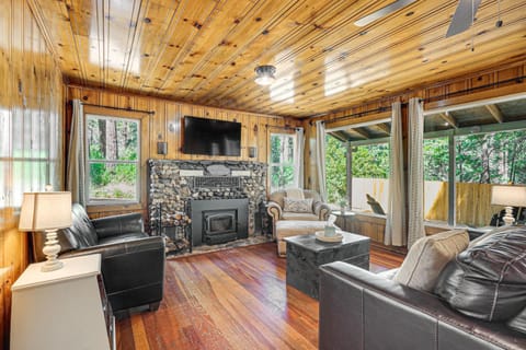 Cozy Murphys Cabin with Fire Pit, Walk to Winery! House in Murphys