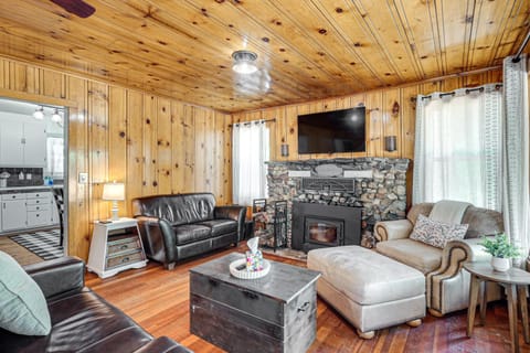 Cozy Murphys Cabin with Fire Pit, Walk to Winery! House in Murphys