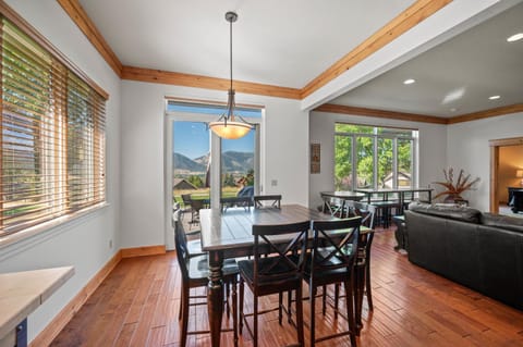 Dining area, Mountain view