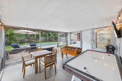 Patio, Game Room, TV and multimedia, Dining area, Pool view