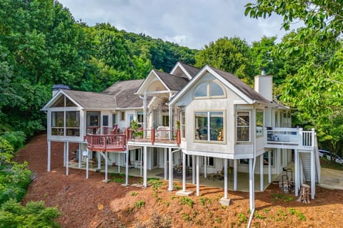 Stunning Hiawassee Hideaway with Impeccable Views! Casa in Chatuge Lake