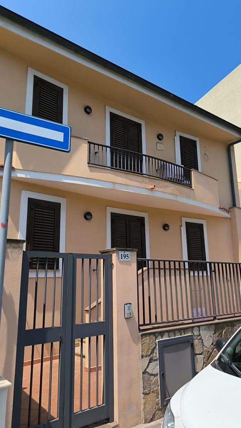 Property building, Balcony/Terrace, Street view