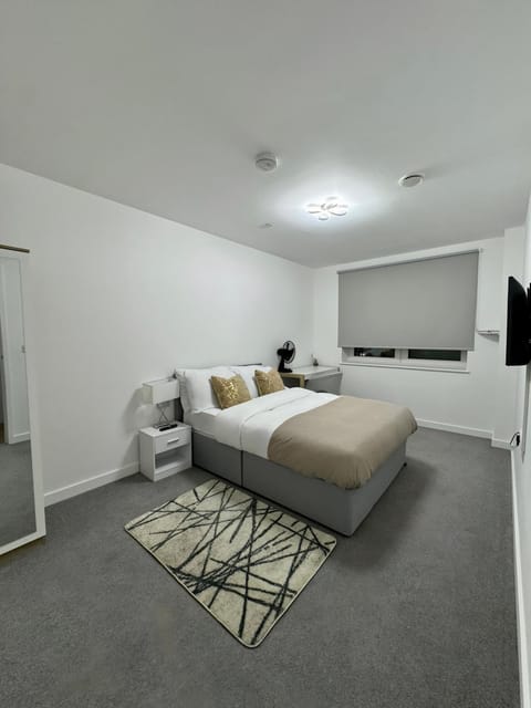 Bed, TV and multimedia, Photo of the whole room, Bedroom