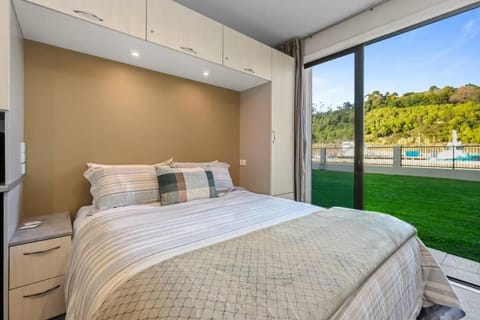 Pool & River Views - 600m to CBD Apartment in Gisborne