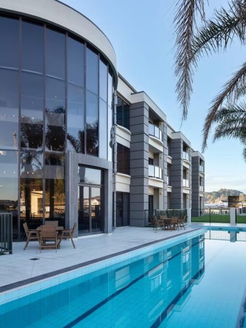 Pool & River Views - 600m to CBD Apartment in Gisborne