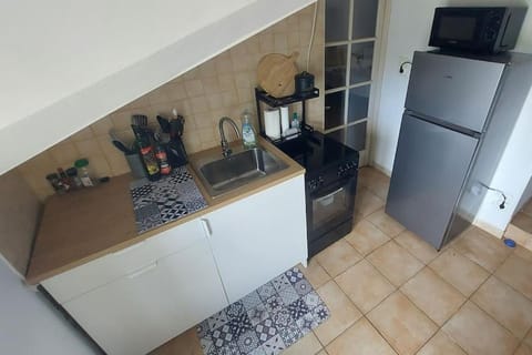 Kitchen or kitchenette, oven, stove