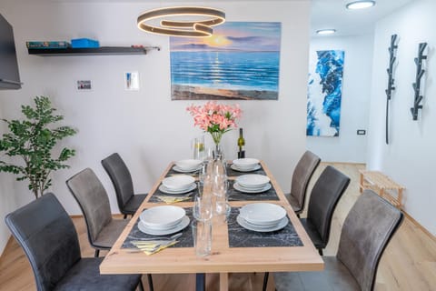 Living room, Decorative detail, Dining area