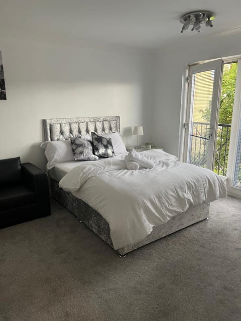 Bed, Photo of the whole room, Bedroom, towels