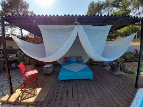 Patio, Bed