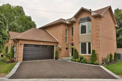 Executive Family Home Near Go, Shops, Hwy, Transit House in Milton