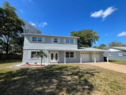 Spacious 4BR Home in Tampa Near Busch Gardens Casa in Greater Carrollwood