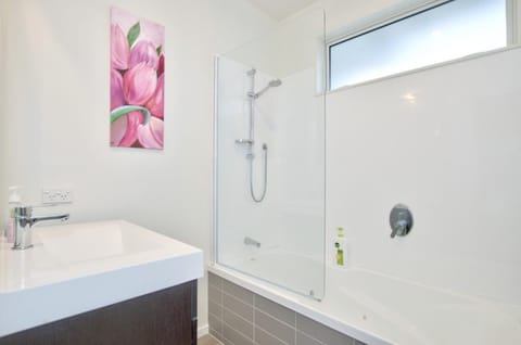 Banbury Deluxe with Spa Bath! Private Courtyard! Apartment in Queenstown