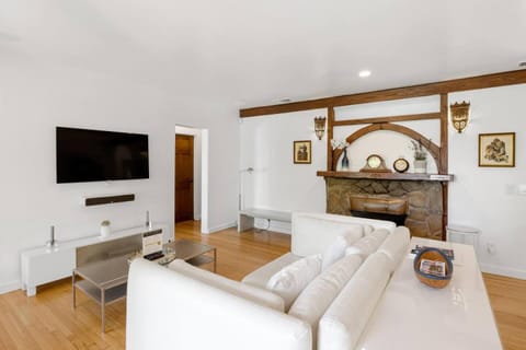 Communal lounge/ TV room, TV and multimedia, Living room, Seating area, Evening entertainment