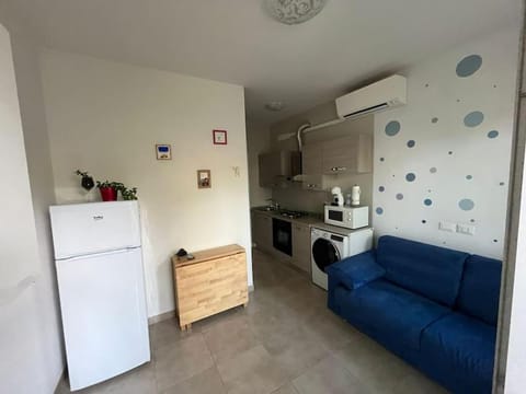 Kitchen or kitchenette, Living room, Seating area, Dining area, oven, stove