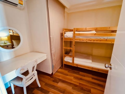 Bedroom, bunk bed