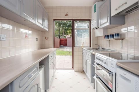 Lovely 4 Bedrooms House Near Romford Station With Parking House in Romford