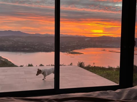 Bed, Natural landscape, View (from property/room), Balcony/Terrace, Photo of the whole room, Bedroom, Lake view, Mountain view, Sunrise