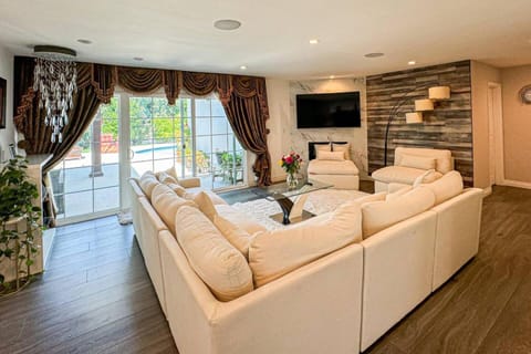 TV and multimedia, Living room, Seating area, Evening entertainment, Pool view