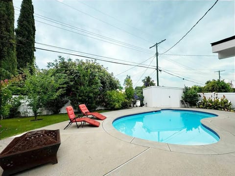 Patio, Day, Natural landscape, Garden, Garden view, Pool view, Swimming pool, sunbed