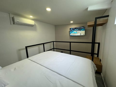 Bed, TV and multimedia, Photo of the whole room, Bedroom, air conditioner