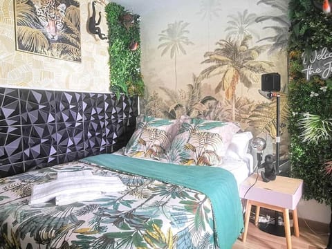 Jungle Escape Romantique Apartment in Pontoise