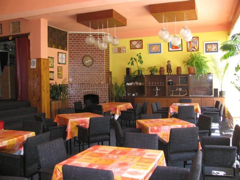 Restaurant/places to eat, Restaurant/places to eat, Communal lounge/ TV room, Seating area