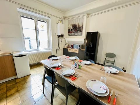 Kitchen or kitchenette, Dining area