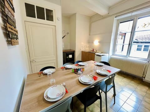 Kitchen or kitchenette, Dining area