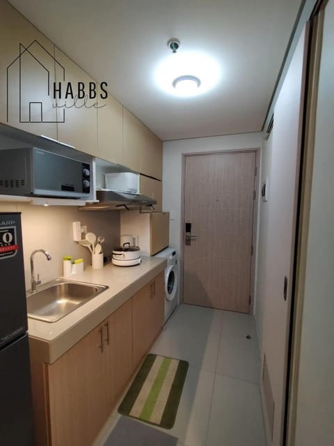 Kitchen or kitchenette, oven, stove, washing machine