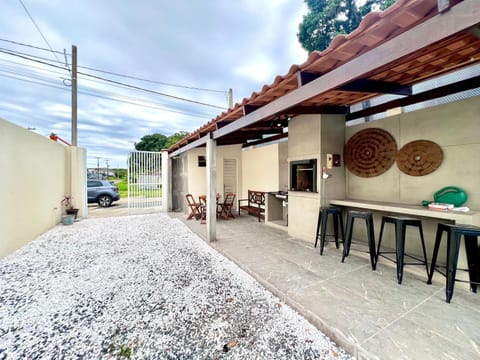 Casa com piscina , ar condicionado e churrasqueira no balneário Eliana House in Guaratuba